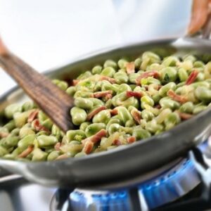SALTEADO DE HABITAS CON CEBOLLA Y BACON